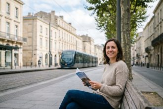Femme assise à Bordeaux regardant une brochure